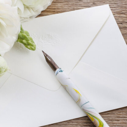結婚式の招待状が届いたら？正しい返信の書き方とマナーをマスターしよう！