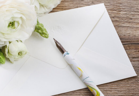 結婚式の招待状が届いたら？正しい返信の書き方とマナーをマスターしよう！